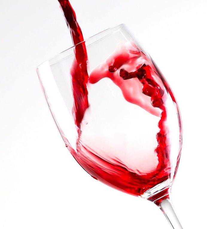 winesoeasy_main_page_mobile_pouring_wine