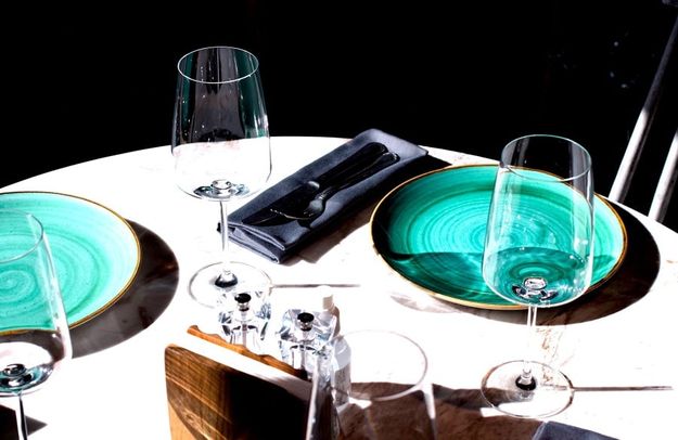 winesoeasy_main_page_web_restaurant_table_photo